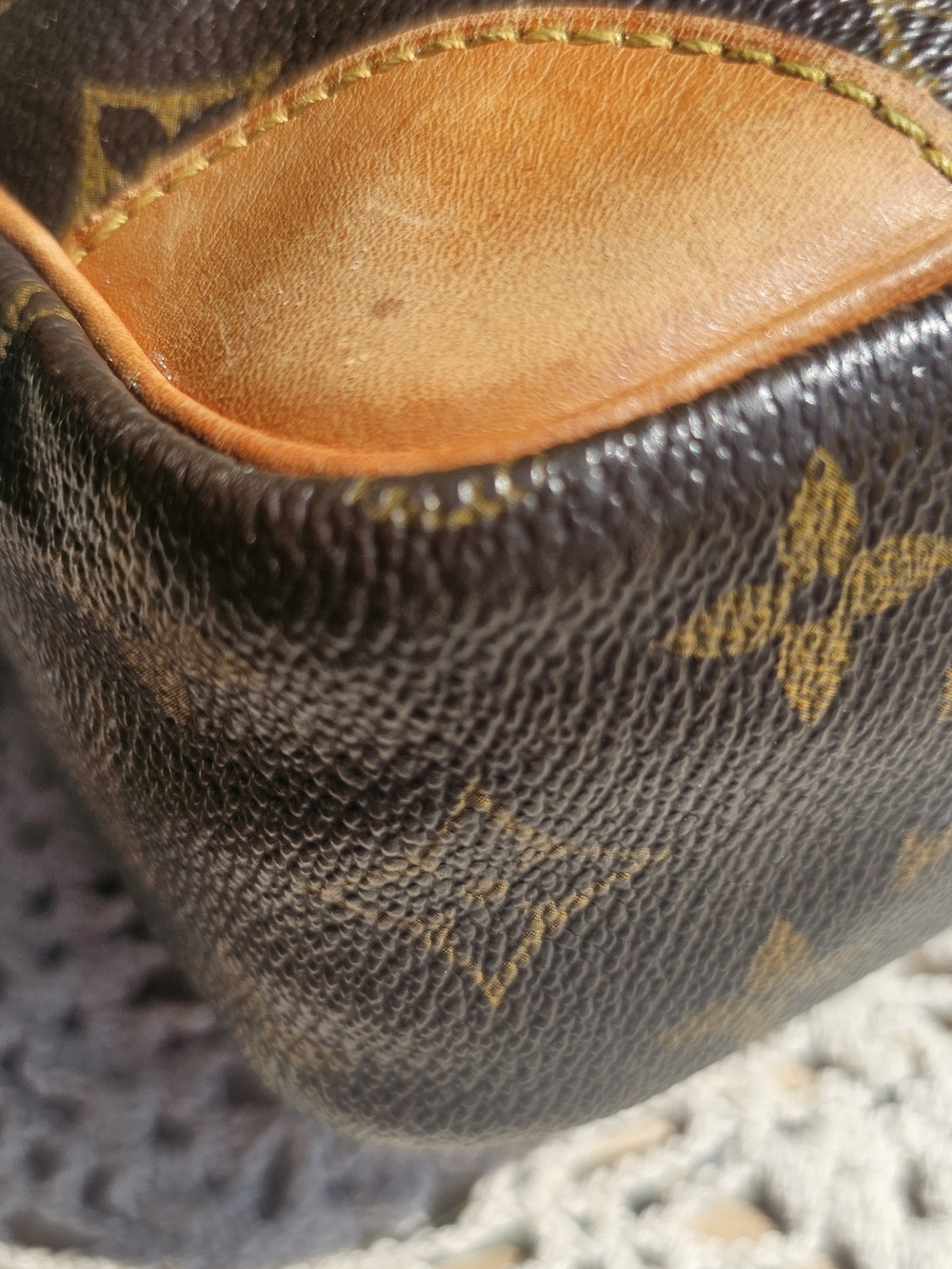 Louis Vuitton Trocadero 27 Crossbody Bag - Picture 6 of 16